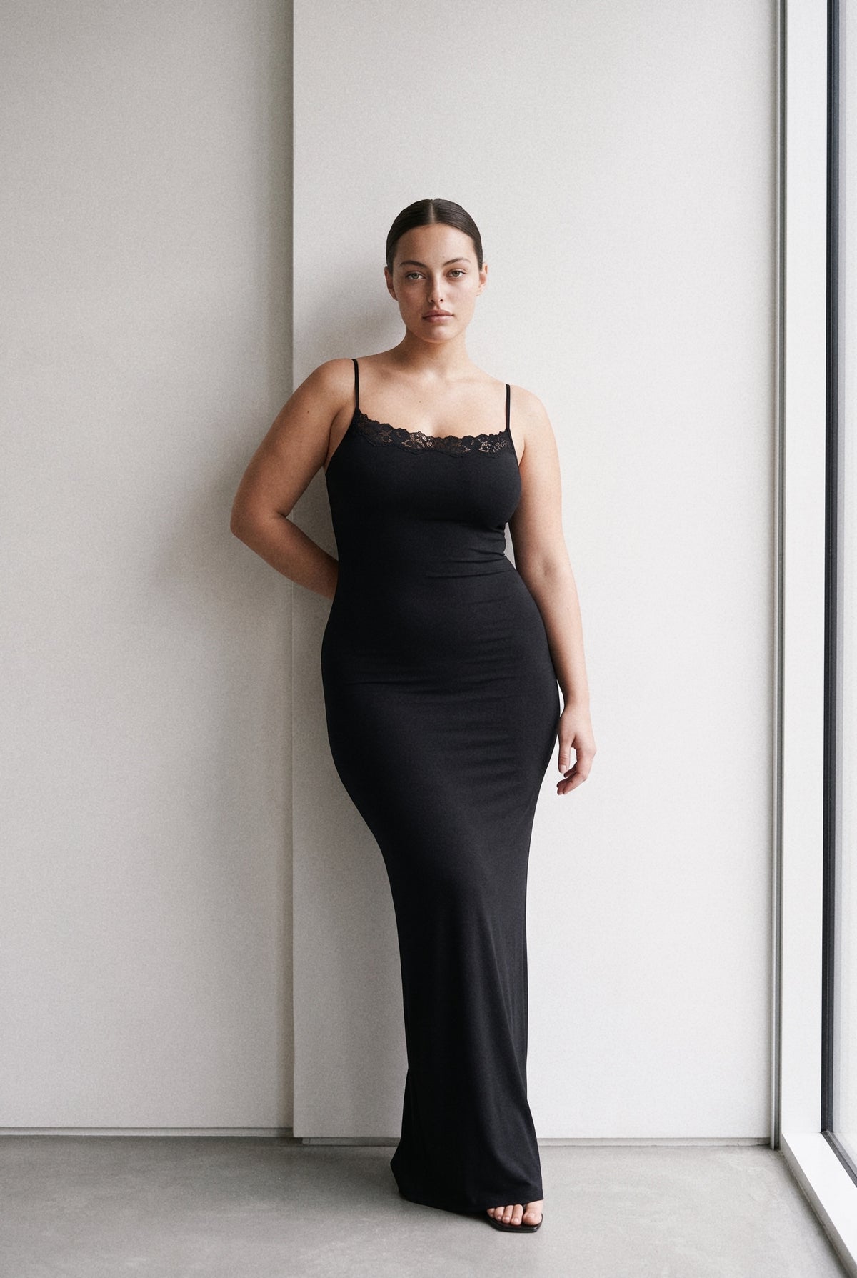 LONG LACE SCULPT DRESS